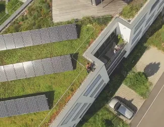 Begrüntes Dach mit Solaranlage und Absturzsicherung