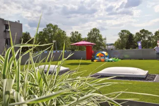 Dank des geringen Gewichts des ZinCo Systemaufbaus „Dachgarten mit Aquatec®“ konnte dieser Garten auf dem Dach einer Lagerhalle entstehen. Dachgarten mit Rasenflächen