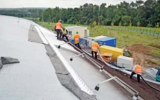 Substrat wird auf das Dach geblasen