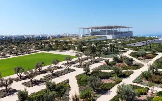 Rund 25.550 m² Dachflächen wurden mit ZinCo Systemen mediterran begrünt. © Yiorgis Yerolymbos Mediterrane Dachlandschaft