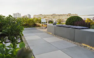 Dachterrasse mit Bepflanzung und Sitzgelegenheit