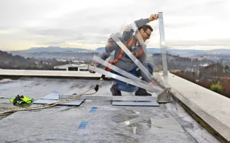 Aufbau eines Geländers auf dem Dach