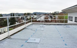 Montiertes Geländer auf dem Dach