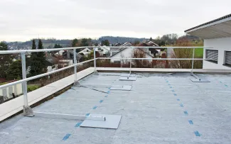 Fertig montiertes Geländer (Neigung 90°) vor Einbau der anschließenden Dachbegrünung, die für die nötige Auflast sorgt. Montiertes Geländer auf dem Dach