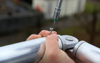 Einfach handlebare Eckverbinder ergänzen das flexible System. Montage eines Geländers
