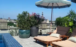 Dachterrasse mit Liegestühlen, Sonnenschirmen und Swimming Pool