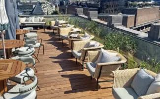 Dachterrasse mit zahlreichen Korbstühlen und Tischen