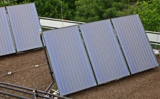 Solarthermie-Kollektoren auf einem Flachdach