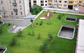 Rasenfläche mit Bäumen auf einer Tiefgaragendecke