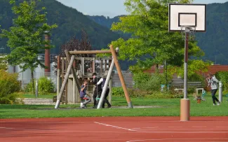 Grünanlage mit Spielplatz und Sportplatz