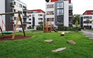 Spielplatz auf einer Rasenflächen in einer Wohnanlage
