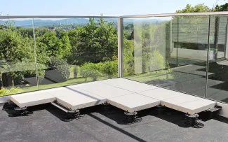 Stelzlager Elefeet® mit verlegten Steinplatten auf einer Terrasse