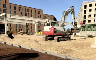 Bagger auf einer mit Substrat bedeckten Fläche