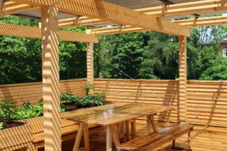Dank PV-Röhren entsteht eine bezaubernden Lichtstimmung und angenehme Temperatur unter der Pergola. Lichtstimmung