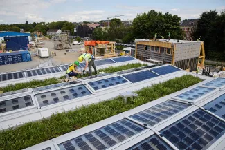 Auf dem ganzen Solar Campus arbeiten die Hochschulteams unter Hochdruck an der Fertigstellung ihrer Gebäude-Demonstratoren. Quelle: Team MIMO / SDE 21»22 Solar Campus