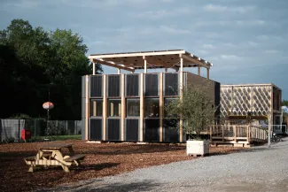 Die PV-Röhren sind hervorragend mit Intensivbegrünungsformen kombinierbar, wie der Dachgarten mit PV-Pergola in Wuppertal zeigt. Quelle: Team X4S / SDE 21»22 Dachgarten mit PV-Pergola in Wuppertal