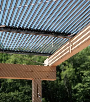 Die PV-Röhren sind als elegante Pergola-Überdachung ein echter Hingucker. Quelle: Team X4S / SDE 21»22 Pergola-Überdachung