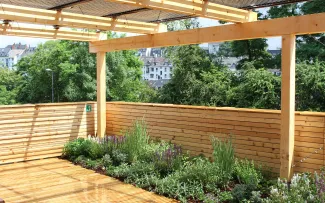 Kombination mit Intensivbegrünung Pergola aus Holz mit PV-Röhren