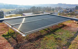 Kombination mit Extensivbegrünung Extensive Dachbegrünung mit PV-Röhren