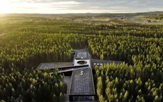 Aus der Ferne mag The Plus wie ein schönes Kulturgebäude aussehen, ist aber eine hochmoderne Möbelfabrik. © Einar Aslaksen Gebäude im Wald