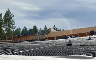 Für das geplante Gründach mit höherer Artenvielfalt wählte man den ZinCo Systemaufbau mit Floradrain® FD 40. © MATTAK AS Dränagematten auf einem Dach