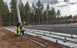 Zusammen mit Dachsubstrat wird auch vormals abgetragener Waldboden verwendet, um den darin enthaltenen Samen zu nutzen. © MATTAK AS Substrat wird auf das Dach geblasen