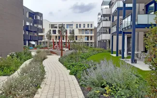 Begrünter Innenhof einer Wohnanlage mit Spielplatz