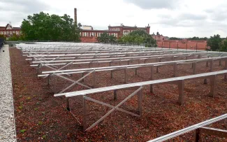 Die Windverbände im Randbereich stabilisieren die Solargrundrahmen. Jetzt ist alles für die Montage der Module bereit. Solaraufständerung und Substrat auf einem Dach