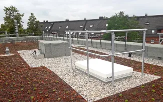 Die durchdringungsfreie Verankerung dieser Geländer am Dachaustritt gelang mit der ZinCo Geländerbasis GB. Dach mit Substrat und ZinCo Geländerbasis GB