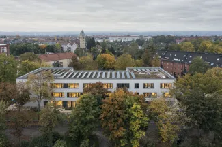 Vorbildlich: das Dach der neuen Kindertagesstätte „Pieschner Kinderinsel“ ist begrünt und mit Solarmodulen ausgestattet. © ZinCo, Fotograf: Michael Moser Gebäude mit Gründach