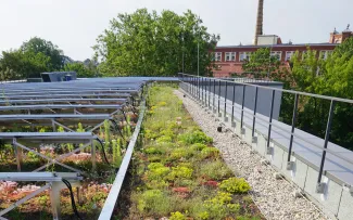 Die Solaranlage ist dank Wartungswegen von allen Seiten gut zugänglich. Die Stromkabel liegen geschützt in Kabelkanälen. © Blaurock Gründach mit Solar und Geländer