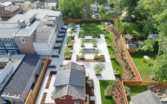 Der 1800 m² große Zen-Garten auf der Tiefgarage bietet den Hotelgästen einen wundervollen Erholungsraum. © ZinCo/124queen.com Belags- und Grünflächen von oben