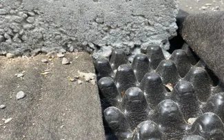 Das ausbetonierte Flordrain® FD 40 dient als „verlorene Schalung“ und die Randeinfassungen können in diesem Fundament verankert werden. © ZinCo/124queen.com Ausbetoniertes Flordrain® FD 40