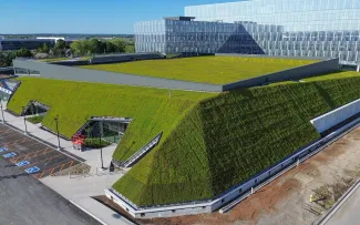 Gründächer sind nicht nur architektonisches Highlight, sondern integraler Bestandteil klimaresilienter Architektur. Begrüntes Schrägdach