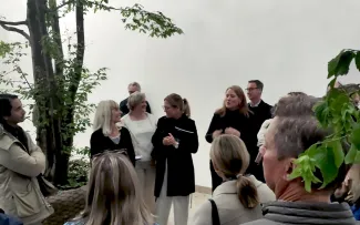 Der „DESTRESS“-Raum verdeutlicht, wie positiv sich eine natürliche Umgebung auf unser Wohlbefinden auswirkt. Gruppe von Menschen in einem begrünten Raum