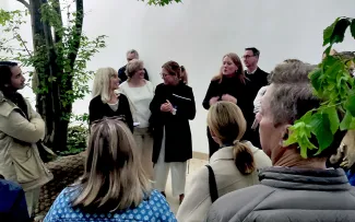Der „DESTRESS“-Raum verdeutlicht, wie positiv sich eine natürliche Umgebung auf unser Wohlbefinden auswirkt. Menschengruppe in einem begrünten Raum