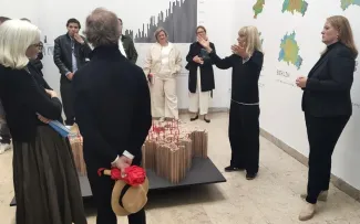 Die Kuratorin Frau Nicola Borgmann zeigt beim Pre-Opening der Architekturbiennale die verschiedenen Erlebnisräume des Deutschen Pavillons. Gruppe von Menschen bei einer Präsentation