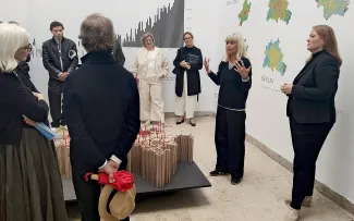 Die Kuratorin Frau Nicola Borgmann zeigt beim Pre-Opening der Architekturbiennale die verschiedenen Erlebnisräume des Deutschen Pavillons. Menschengruppe bei einer Präsentation