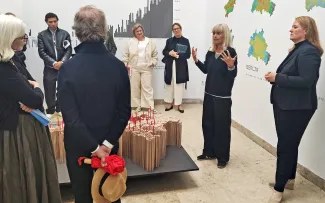 Die Kuratorin Frau Nicola Borgmann zeigt beim Pre-Opening der Architekturbiennale die verschiedenen Erlebnisräume des Deutschen Pavillons. Menschengruppe bei Präsentation