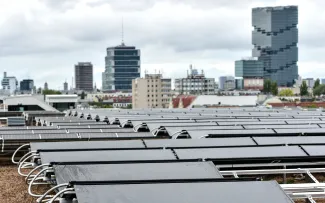 Auf dem Dach des Berliner Bürogebäudes Dockyard wurden rund 1.300 Quadratmeter SOLINK-Kollektorfläche mit dem ZinCo-Systemaufbau „SolarVert“ montiert. Die Anlage ist derzeit die größte PVT-Anlage Deutschlands. © Michael Kirsten PVT-Anlage