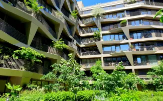 Der grüne Dschungel wächst förmlich in die Höhe über alle großzügigen Loggien und Balkone bis auf die Gebäudedächer. Begrünte Tiefgarage und Gebäude