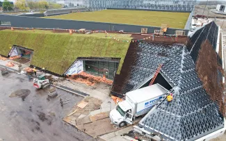 Die vorkultivierten Vegetationsmatten bilden sofort eine geschlossene Pflanzendecke. Das schützt vor Erosion. Steildach mit Vegetationsmatten