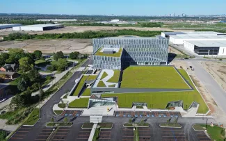 11 700 m² Dachbegrünung erstrecken sich über die verschiedensten Dachflächen von der Tiefgaragenebene bis hinauf auf den dreistöckigen Flügel des Bürokomplexes. Begrüntes Dach von oben