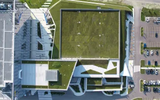 Insgesamt kamen vier verschiedene ZinCo Systemaufbauten zum Einsatz, um die verschiedensten Dachbereiche zu begrünen. Gründach von oben