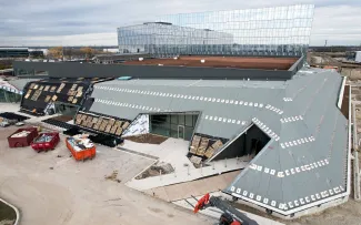 Für die Schubschwellen in den Steildachflächen werden auf den verankerten Schubfix LF 600 Aluminiumkantenprofile befestigt. Steildach während Begrünungsarbeiten