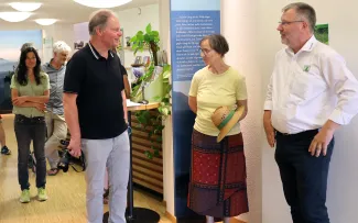 Besuch des Naturschutzzentrums Schopflocher Alb: v. li. Prof. Dr.-Ing. Ursula Nothhelfer (HfWU Nürtingen-Geislingen), Prof. Cassian Schmidt (Vorsitzender Arbeitskreis Pflanzenverwendung), Dr.-Ing. Beate Hüttenmoser (Betriebsleitung Lehr- und Versuchsgärten HfWU Nürtingen-Geislingen), Dieter Schenk (ZinCo). Besucher
