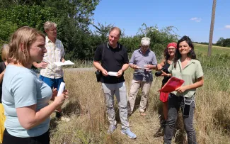 Die interessierten Besucher erkunden die verschiedenen Gründächer. Gruppe von Personen in der Natur