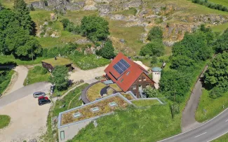 Das Naturschutzzentrum Schopflocher Alb begeistert mit viel Grün auf den Gebäudedächern. © Reiner Enkelmann Naturschutzzentrum Schopflocher Alb