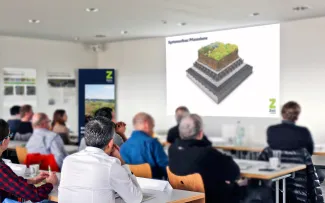 Personen in einem Gründach-Seminar