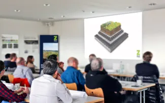 Personen in einem Gründach-Seminar